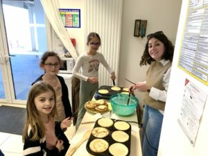 Atelier cuisine avec la classe d’Elora : les crêpes de Mardi Gras !